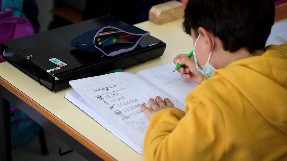 Alunos do ensino básico na Escola EB Joaquim Nicolau de Almeida, regressam às aulas, após período de confinamento obrigatório devido à pandemia Covid-19, Vila Nova de Gaia, 15 de março de 2021.  FERNANDO VELUDO/LUSA
