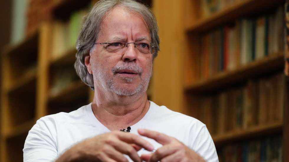 O escritor moçambicano Mia Couto durante uma entrevista à agência Lusa em Lisboa, 10 de outubro de 2019. (ACOMPANHA TEXTO DO DIA 12 DE OUTUBRO DE 2019). TIAGO PETINGA/LUSA
