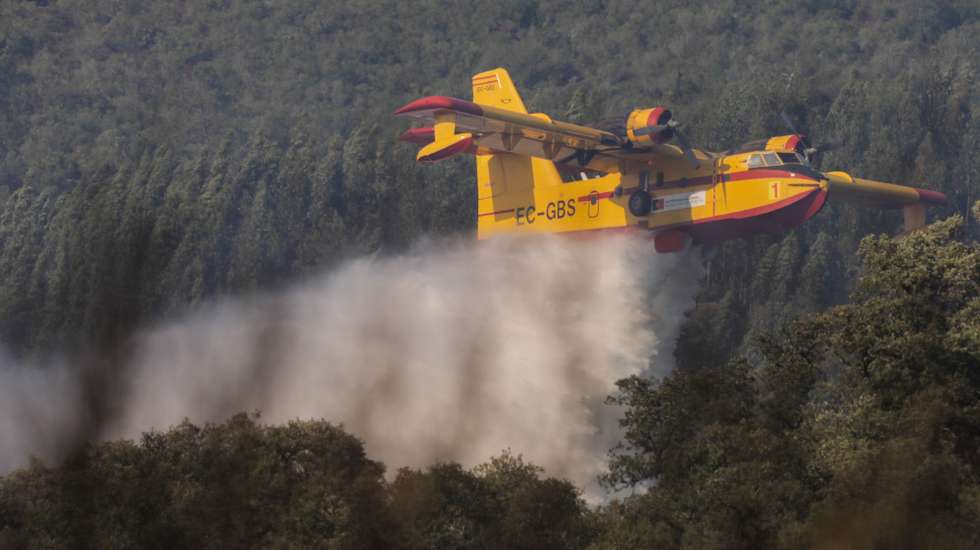 Uma aeronave Canadair faz uma descarga sobre o incêndio de Freixianda, Ourém, que alastrou aos concelhos de Alvaiázere e Ferreira do Zêzere, em Avecasta, 10 de julho de 2022. O Presidente da República alertou hoje que, nos próximos dias, se irá atingir “um pico” no risco de incêndios, com um “agravamento” a partir de terça-feira que pode durar entre três e quatro dias. PAULO CUNHA/LUSA