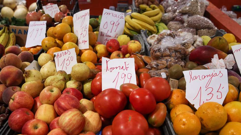 Uma banca de fruta no Mercado municipal de Viseu, em Viseu, 24 de setembro de 2022. PAULO NOVAIS/LUSA