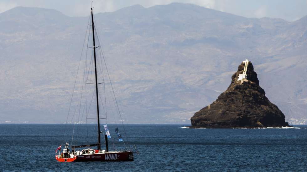 Um veleiro participante da Ocean Race (VO65) ao largo do Mindelo, na partida da ilha de São Vicente, Cabo Verde, 25 de janeiro de 2023. A celebrar os 50 anos desde o nascimento em 1973, a Ocean Race mudou este ano de formato e colocará duas classes em competição na mais difícil prova de circum-navegação à vela por equipas. ELTON MONTEIRO/LUSA