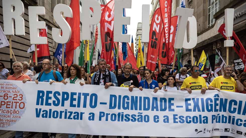 Professores manifestam-se em dia de greve nacional de professores e educadores na Avenida dos Aliados no Porto, 6 de junho de 2023. A data (6-6-23) é simbólica, pelos seis anos, seis meses e 23 dias de tempo de serviço que os professores querem recuperar. JOSÉ COELHO/LUSA