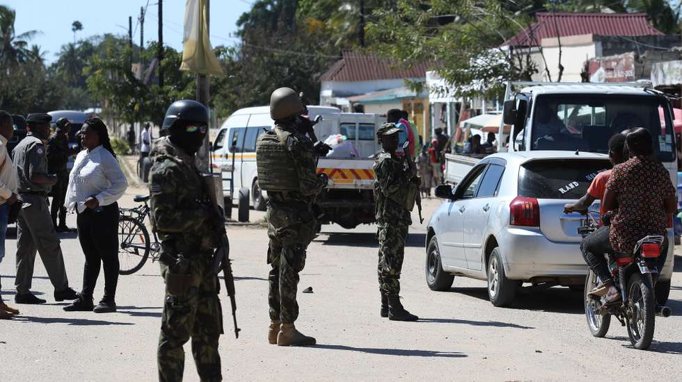Militares vigiam avenida principal de Mocímboa da Praia, Cabo Delgado, norte de Moçambique, 26 de junho de 2023. Há residentes de etnia maconde que já rumaram a Mueda, no planalto de Cabo Delgado, “para plantar milho”, mas o que os muânis como Assumane sabem fazer é plantar arroz nos campos de Auasse, ali perto de Mocímboa de Praia. (acompanha texto de 26 de junho de 2023). LUÍS FONSECA/LUSA