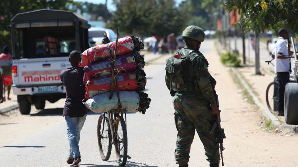 Militares vigiam avenida principal de Mocímboa da Praia, Cabo Delgado, norte de Moçambique, 26 de junho de 2023. Há residentes de etnia maconde que já rumaram a Mueda, no planalto de Cabo Delgado, “para plantar milho”, mas o que os muânis como Assumane sabem fazer é plantar arroz nos campos de Auasse, ali perto de Mocímboa de Praia. (acompanha texto de 26 de junho de 2023). LUÍS FONSECA/LUSA
