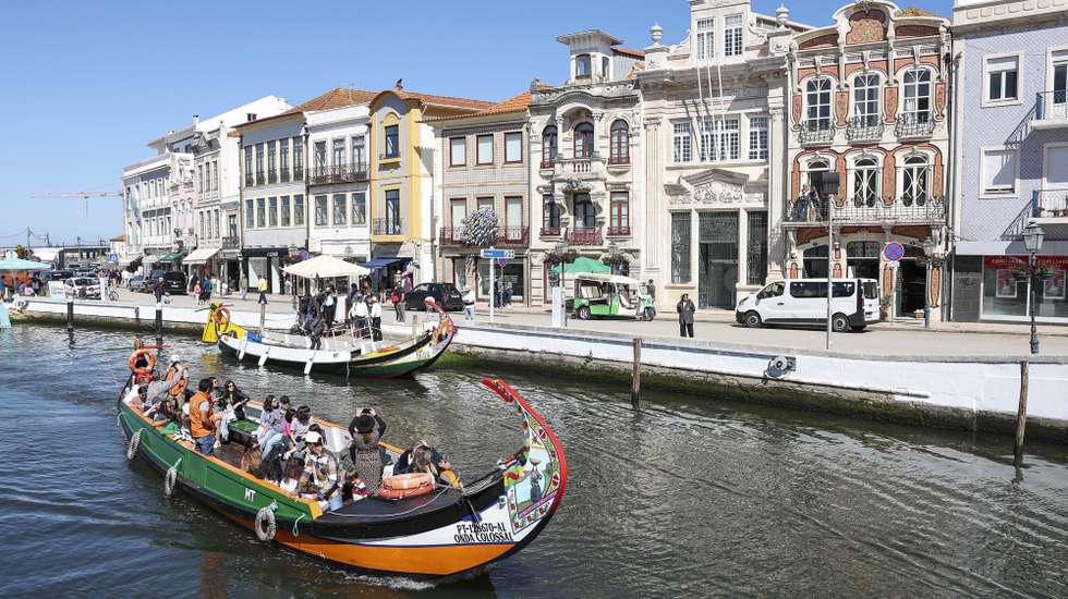Passeios de barcos moliceiros com turistas na Ria de Aveiro, em Aveiro, 15 de abril de 2023. PAULO NOVAIS/LUSA