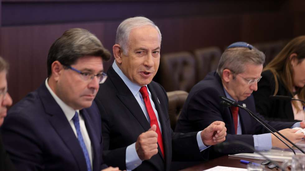 epa10885357 Israeli Prime Minister Benjamin Netanyahu speaks during the Israeli government's weekly cabinet meeting at the prime minister's office in Jerusalem, 27 September 2023.  EPA/ABIR SULTAN / POOL
