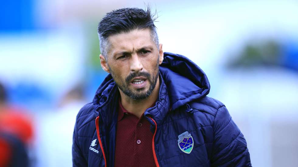 O treinador do Desportivo de Chaves, Moreno, reage durante o jogo da 3.ª eliminatória da Taça de Portugal de futebol contra o Canelas 2010, realizado no Estádio Clube Futebol Canelas 2010, em Vila Nova de Gaia, 22 de outubro 2023. ESTELA SILVA/LUSA