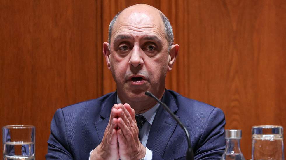 O ministro da Saúde, Manuel Pizarro, intervém na audição conjunta na Comissão de Orçamento e Finanças e na Comissão de Saúde de apreciação na especialidade do Orçamento do Estado (OE) 2024, na Assembleia da República, em Lisboa, 07 de novembro de 2023. MIGUEL A. LOPES/LUSA