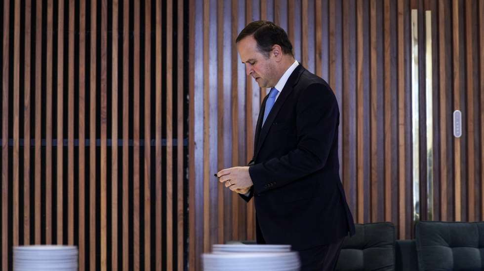 O ministro das Finanças, Fernando Medina, observa o seu telemóvel durante a conferência anual da Autoridade de Supervisão de Seguros e Fundos de Pensões, esta manhã em Lisboa, 17 de novembro de 2023. MIGUEL A. LOPES/LUSA