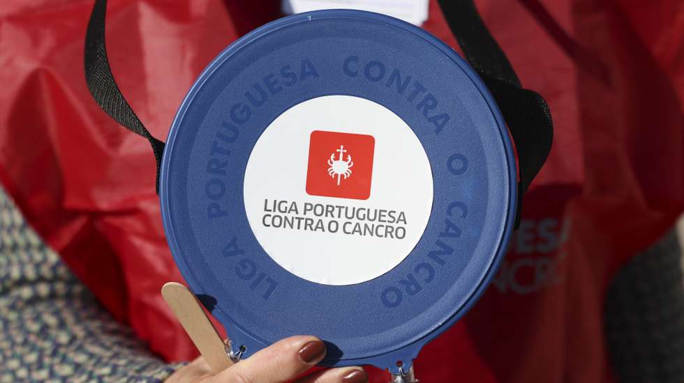Caixa utilizada  para o peditório da  Liga Portuguesa Contra o Cancro (LPCC), em  Lisboa, 05 de novembro de 2023. ANTÓNIO COTRIM/LUSA