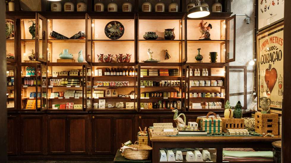 A Vida Portuguesa chegou ao Chiado para vender produtos tradicionais portugueses, preservando um lugar que encontrou abandonado