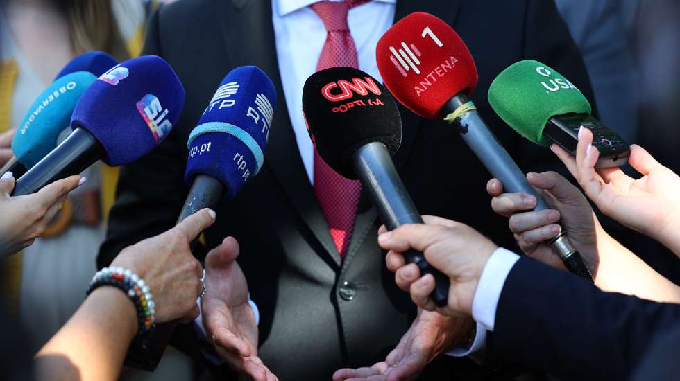Microfones de jornalistas de vários orgãos de comunicação social portugueses. Évora, 18 de abril de 2023. NUNO VEIGA/LUSA