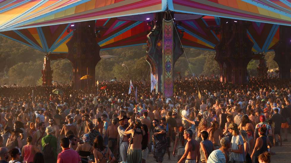 Visitantes no Boom Festival, em Idanha-a-Nova, conta com 21 palcos oficiais, 544 artistas, 181 facilitadores, 69 assistentes e 100 terapeutas, para um público de 41 mil pessoas de 177 nacionalidades, segundo a organização, 23 de julho de2022. PEDRO REIS MARTINS/LUSA.