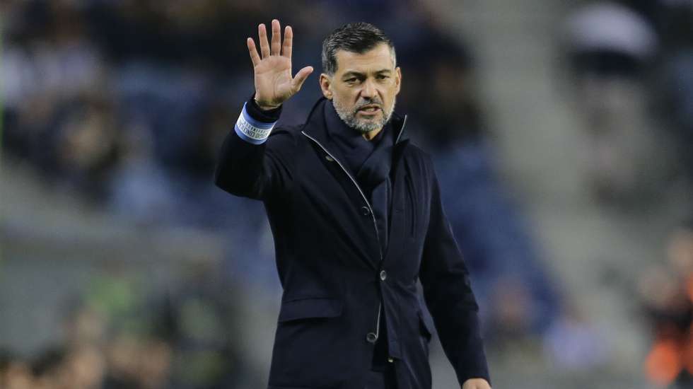 epa11162253 FC Porto head coach Sergio Conceicao reacts during the Portuguese First League soccer match between FC Porto vs CF Estrela Amadora at Dragao Stadium in Porto, Portugal, 17 February 2024.  EPA/MANUEL FERNANDO ARAUJO