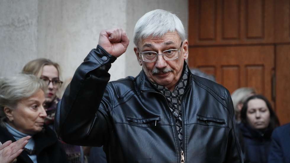 epa10913601 Human rights activist and chairman of the Human Rights Center 'Memorial', Oleg Orlov, (C) gestures after a court hearing at the Golovinsky District Court in Moscow, Russia, 11 October 2023. On 8 June 2023, the court started considering the criminal case against Oleg Orlov, who was accused of 'repeatedly discrediting' the Russian army and risked up to three years in a penal colony. The Golovinsky Court of Moscow on 11 October ruled to fine Orlov with 150 thousand rubles (about 1500 US dollar) penalty for discrediting the Russian Armed Forces.  EPA/YURI KOCHETKOV