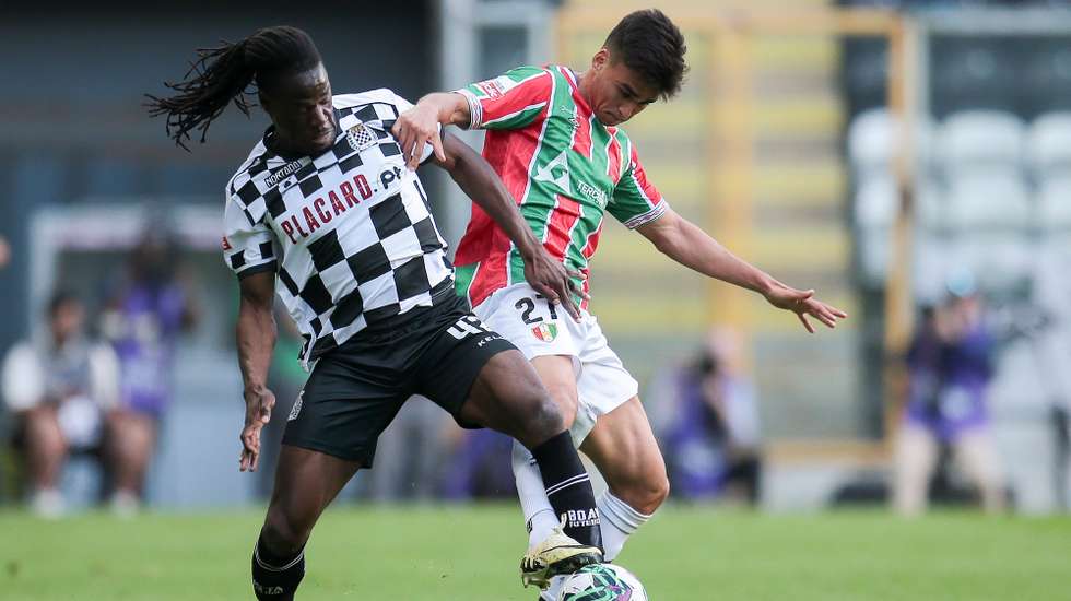 O jogador do Boavista FC Gaius Makouta (E) disputa a bola com o jogador do CF Estrela da Amadora Hevertton Santos (D), durante o jogo da Primeira Liga de futebol entre o Boavista FC e o CF Estrela da Amadora, disputado no Estádio do Bessa, no Porto, 20 de abril de 2024. MANUEL FERNANDO ARAÚJO/LUSA