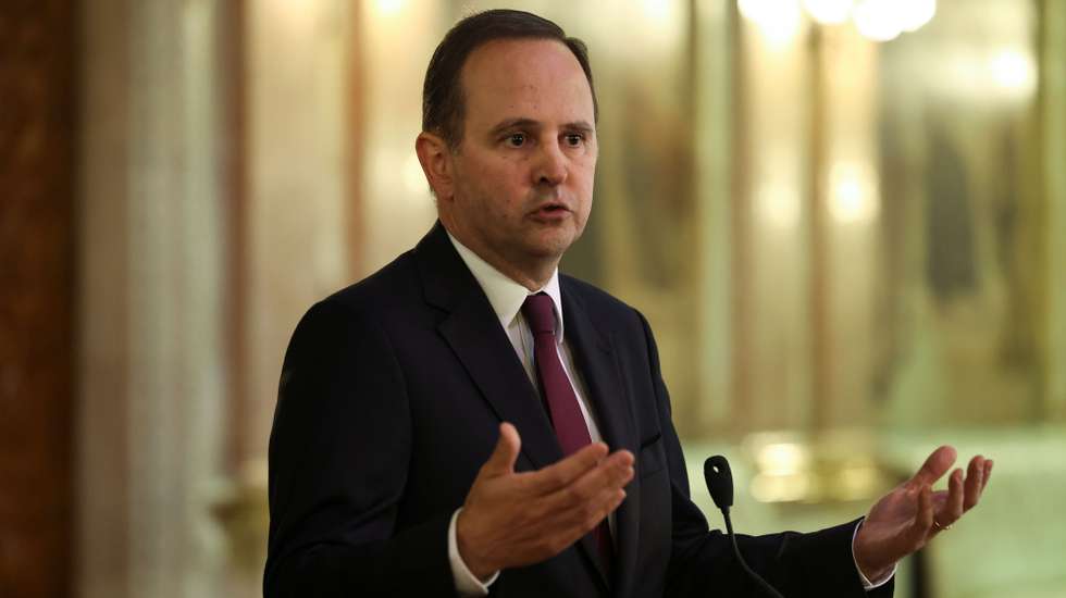 O ex-ministro das Finanças e atual deputado do Partido Socialista (PS), Fernando Medina, reage ao requerimento do Partido Social Democrata (PSD) para uma audição urgente do anterior executivio, por ter alegadamente autorizado, já depois das legislativas, um aumento de despesas de cerca de mil milhões sem cabimentação orçamental, anunciou hoje o líder parlamentar social-democrata, na Asembleia da República, em Lisboa, 02 de maio de 2024. MANUEL DE ALMEIDA/LUSA