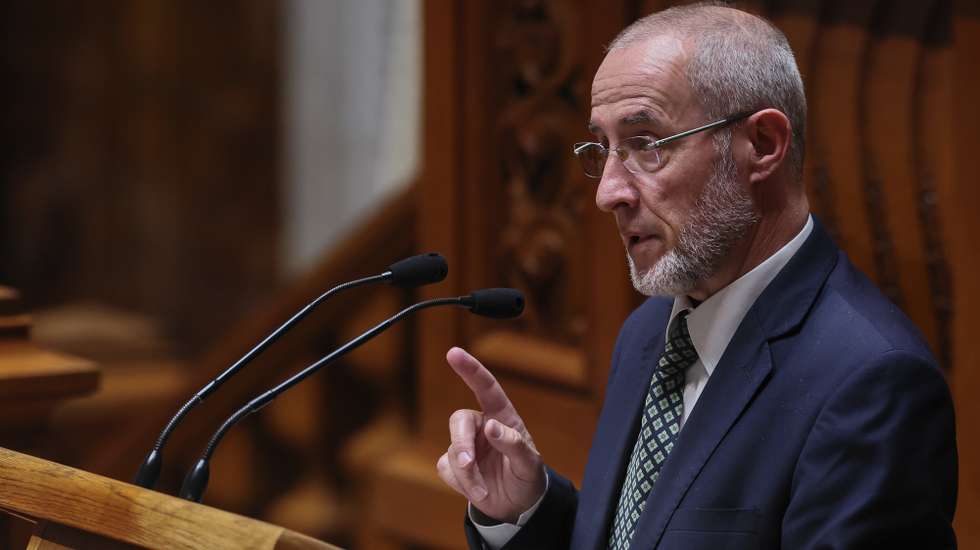 O depudado do PCP, Alfredo Maia, intervém durante o debate paralamentar sobre as portagem nos lanços e sublanços das autoestradas do Interior (ex-SCUT) na Assembleia da República, Lisboa, 2 de maio de 2024. MANUEL DE ALMEIDA/LUSA