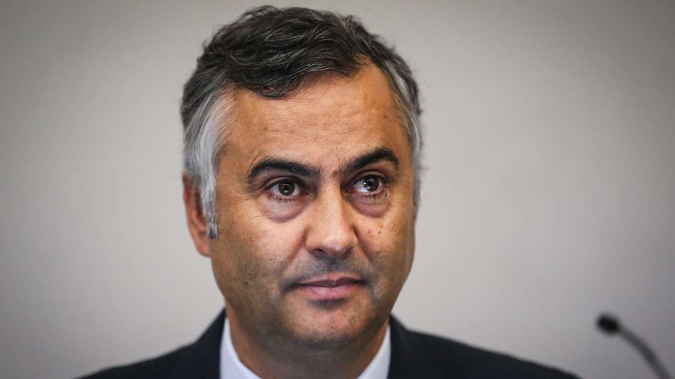O ministro da Educação, Ciência e Inovação, Fernando Alexandre, durante uma reunião com as estruturas sindicais representantes dos professores para a negociação do decreto-lei que cria um regime excecional e temporário que regula o concurso externo extraordinário de seleção e de recrutamento do pessoal docente da educação pré-escolar e dos ensinos básico e secundário, a realizar no ano letivo de 2024-2025, e que cria, ainda um apoio à deslocação destinado aos educadores de infância e aos professores dos ensinos básico e secundário, em Cascais, 09 de Setembro de 2024. RODRIGO ANTUNES/LUSA