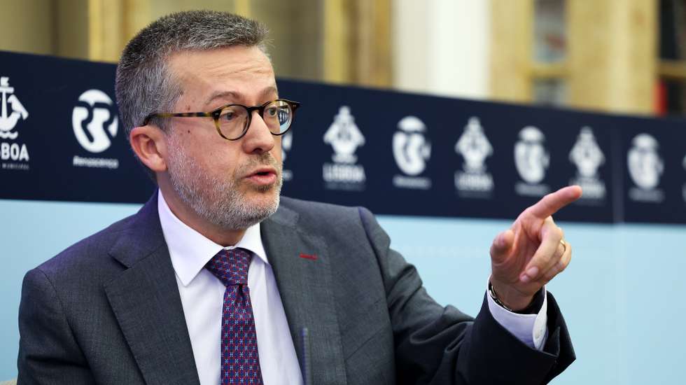 O presidente da Câmara Municipal de Lisboa, Carlos Moedas, durante o debate "Políticas de habitação nos grandes centros urbanos", que decorreu na Biblioteca Municipal, Palácio das Galveias, em Lisboa, 01 de outubro de 2024.  ANTÓNIO COTRIM/LUSA