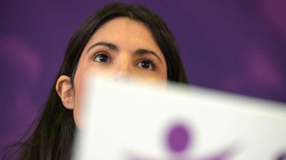 A Coordenadora do Bloco de Esquerda (BE), Mariana Mortágua, faz o discurso de abertura na V Conferência Nacional do Bloco de Esquerda, que decorreu na Escola Carolina Michaelis no Porto, 26 de outubro de 2024. FERNANDO VELUDO/LUSA