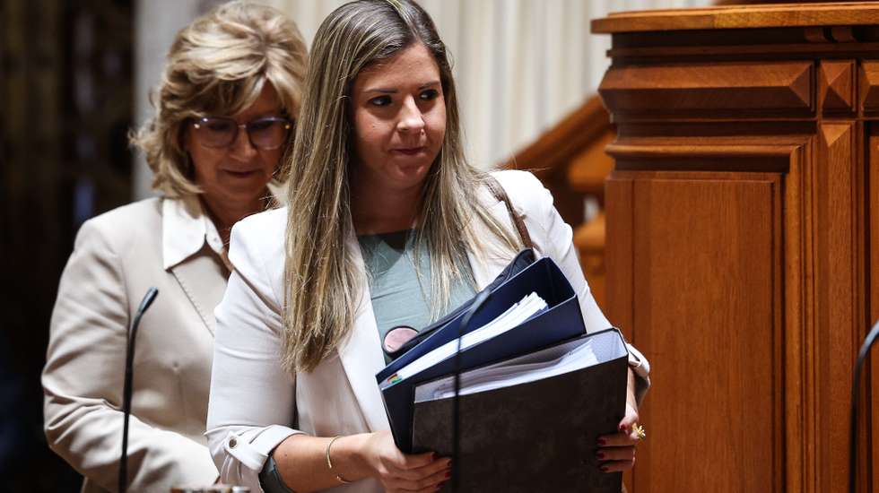 A ministra da Juventude e Modernização, Margarida Balseiro Lopes (D), à chegada para a sua audição perante a Comissão de Orçamento, Finanças e Administração Pública, no âmbito da apreciação, na especialidade, da Proposta de Lei n.º 26/XVI/1.ª (GOV) – Aprova o Orçamento do Estado para 2025, na Assembleia da República, em Lisboa, 11 de novembro de 2024. TIAGO PETINGA/LUSA