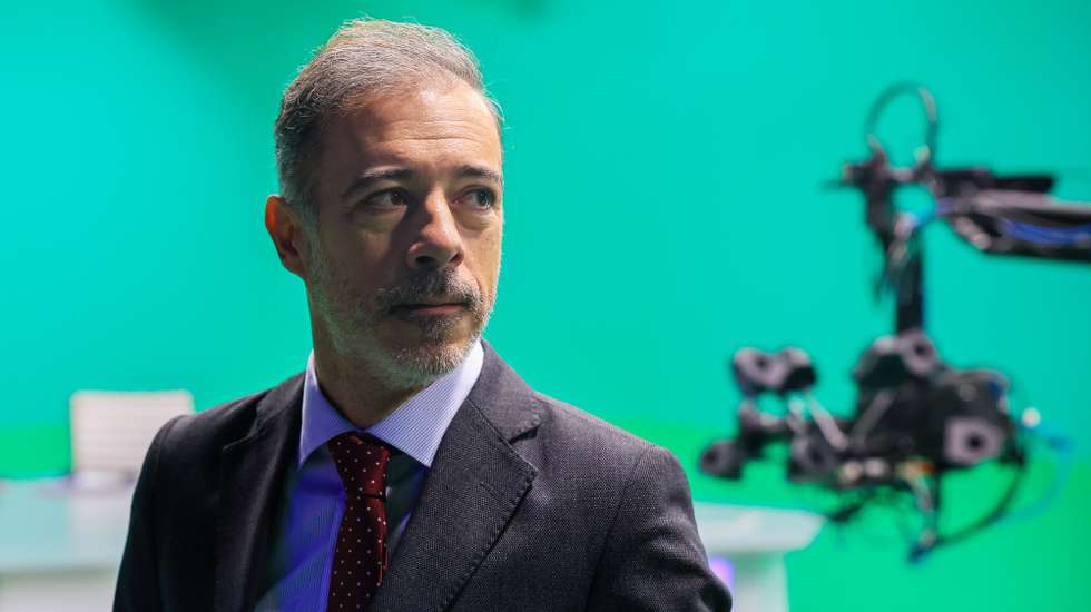 O ministro dos Assuntos Parlamentares, Pedro Duarte, visita o Centro de Produção do Norte da RTP, em Vila Nova de Gaia, 18 de novembro de 2024. JOSÉ COELHO/LUSA