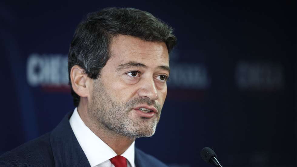 O presidente do Chega (CH), André Ventura, presta declarações sobre a proposta de revisão constitucional, durante uma conferência de imprensa na sede nacional do partido, em Lisboa, 19 de novembro de 2024. ANTÓNIO PEDRO SANTOS/LUSA