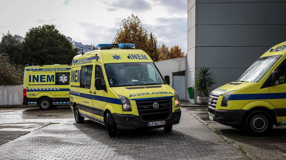 Viatura de emergência médica na Delegação Regional do Centro do INEM, em Coimbra, 21 de novembro de 2024. PAULO NOVAIS/LUSA