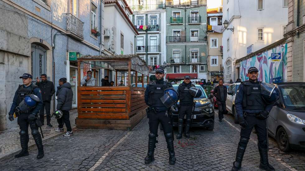 Forte presença policial durante a visita do presidente do Chega, André Ventura durante à Praça Martim Moniz e a Rua do Benformoso, em Lisboa, 23 de dezembro de 2024. A PSP realizou, na tarde de quinta-feira, 19 de dezembro, uma “operação especial de prevenção criminal” na zona do Martim Moniz, Lisboa, sobretudo para deteção de armas e droga. MIGUEL A. LOPES/ LUSA