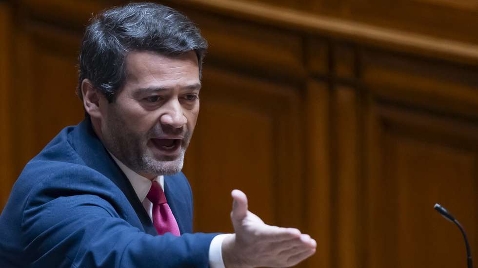 O presidente do Chega, André Ventura, usa da palavra durante o debate temático proposto pelo Governo, sobre o Plano Nacional de Implementação do Pacto Europeu para as Migrações e Asilo, na Assembleia da República, em Lisboa, 16 de janeiro de 2025. JOSÉ SENA GOULÃO/LUSA