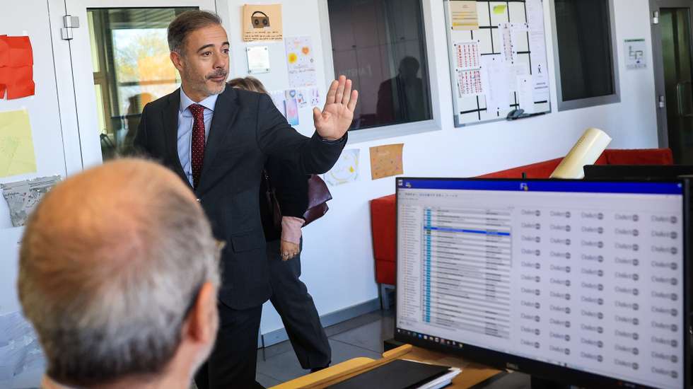 O ministro dos Assuntos Parlamentares, Pedro Duarte, visita o Centro de Produção do Norte da RTP, em Vila Nova de Gaia, 18 de novembro de 2024. JOSÉ COELHO/LUSA