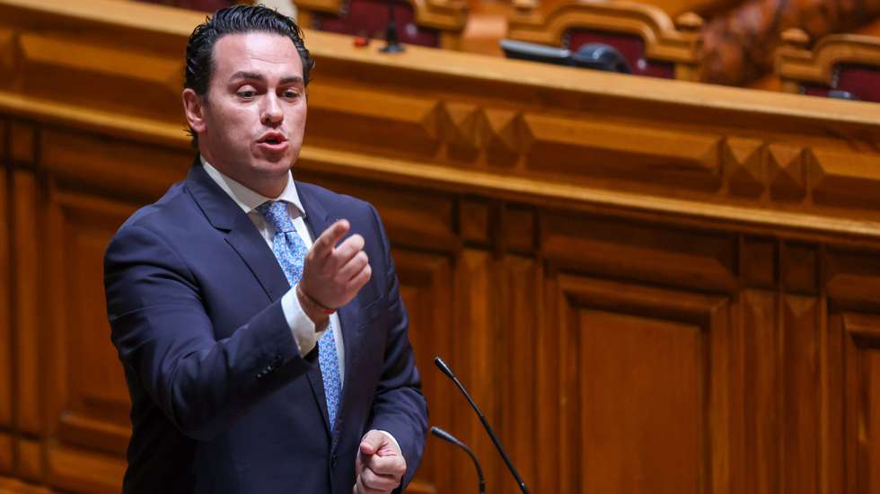 O deputado do Chega, Filipe Melo, intervém durante a sessão plenária de interpelação ao Governo sobre o "Passe Ferroviário Nacional e investimento na ferrovia em Portugal", na Assembleia da República, em Lisboa, 10 de outubro de 2024. ANTÓNIO COTRIM/LUSA