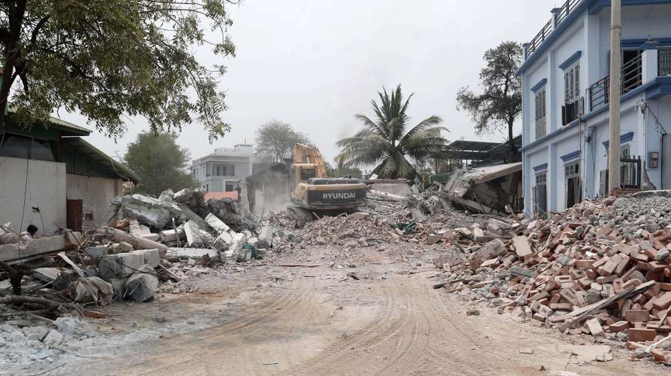 epa12009375 A man in an excavator clears the debris of structures damaged by a recent earthquake in Tada-U, Mandalay, Myanmar, 04 April 2025. More than 3,000 people have been killed and thousands injured after a 7.7-magnitude earthquake struck the country on 28 March, according to the Myanmar government.  EPA/NYEIN CHAN NAING