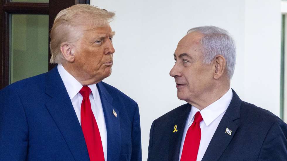 epaselect epa12016425 US President Donald J. Trump (L) greets Israeli Prime Minister Benjamin Netanyahu (R) as he arrives for a meeting at the West Wing of the White House in Washington, DC, USA, 07 April 2025. President Trump and Prime Minister Netanyahu’s East Room press conference has been cancelled.  EPA/SHAWN THEW