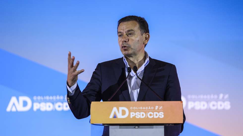 O presidente do Partido Social Democrata (PSD), Luís Montenegro intervém num jantar comicio em Caldas da Rainha no âmbito da campanha para as eleições legislativas. 13 de maio de 2025. MIGUEL A. LOPES/LUSA