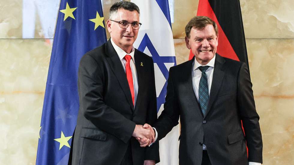 epa12157652 Israeli Foreign Minister Gideon Sa'ar (L) and German Foreign Minister Johann Wadephul shake hands before a press conference in Berlin, Germany, 05 June 2025.  EPA/FILIP SINGER