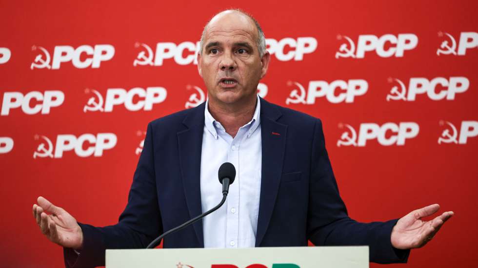 O secretário-geral do Partido Comunista  Português, Paulo Raimundo, intervém durante a conferência de imprensa para apresentação das principais conclusões da reunião do Comité Central do PCP, onde foi analisada a situação política e social, os resultados das eleições Legislativas e a ação e iniciativa política do partido, em Lisboa, 20 de maio  e 2025. ANTÓNIO COTRIM/LUSA