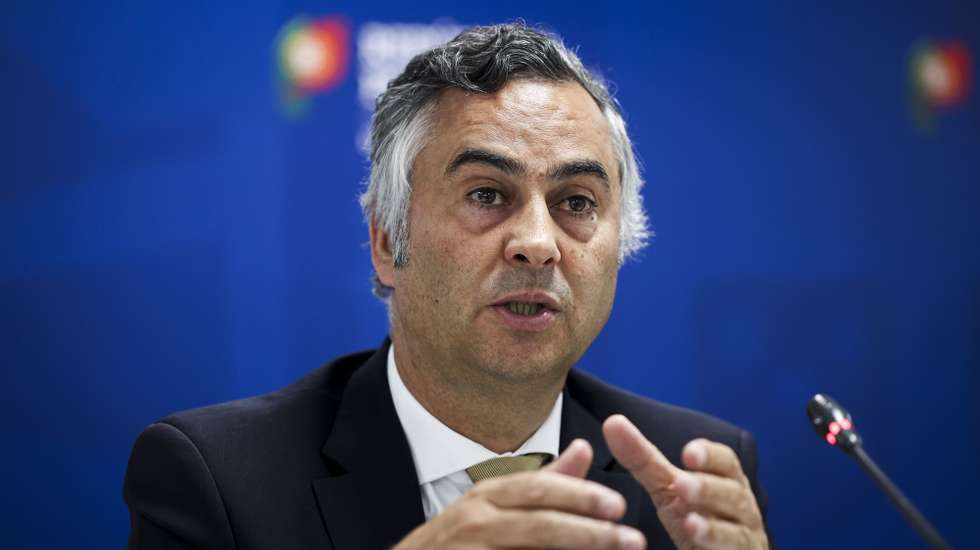 O ministro da Educação, Ciência e Inovação, Fernando Alexandre, durante a conferência de imprensa sobre as novas regras de utilização de smartphones em recintos escolares, revisão da disciplina de Cidadania e Desenvolvimento, projeto-piloto dos manuais digitais e aprendizagens essenciais, no Ministério da Educação em Lisboa, 08 de julho de 2025. FILIPE AMORIM/LUSA