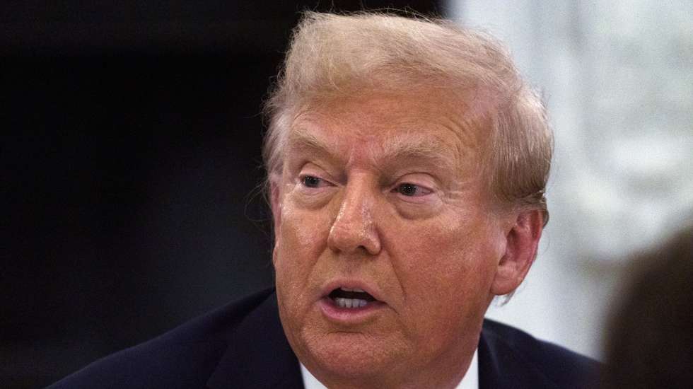 epa12353364 US President Donald Trump speaks as he hosts a dinner for US tech leaders at the White House, in Washington, DC, USA, 04 September 2025.  EPA/WILL OLIVER / POOL