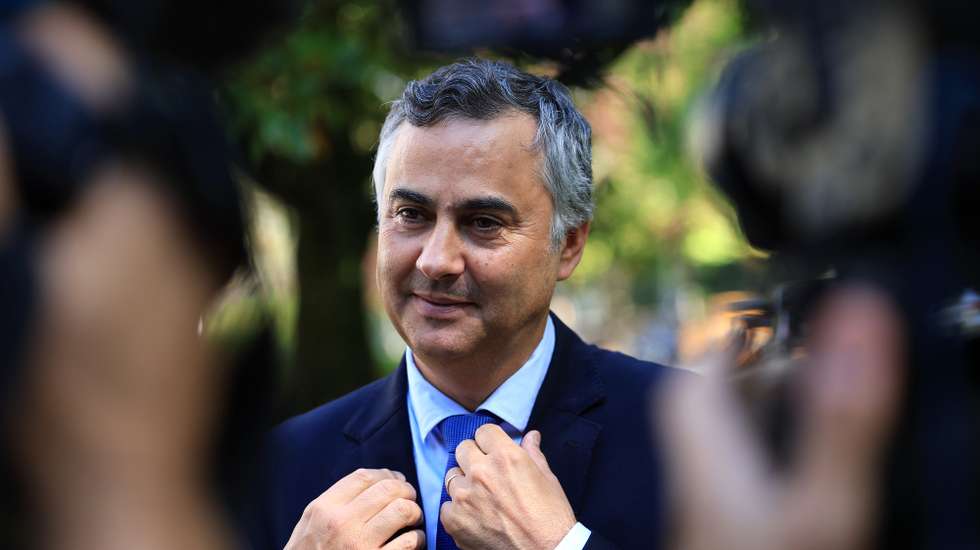 Fernando Alexandre, ministro da Educação, Ciência e Inovação, fala com a comunicação social à margem da sessão de abertura da 4.ª edição da Conferência Teaming Club, em Vila do Conde, 15 de Outubro de 2025. ESTELA SILVA/LUSA