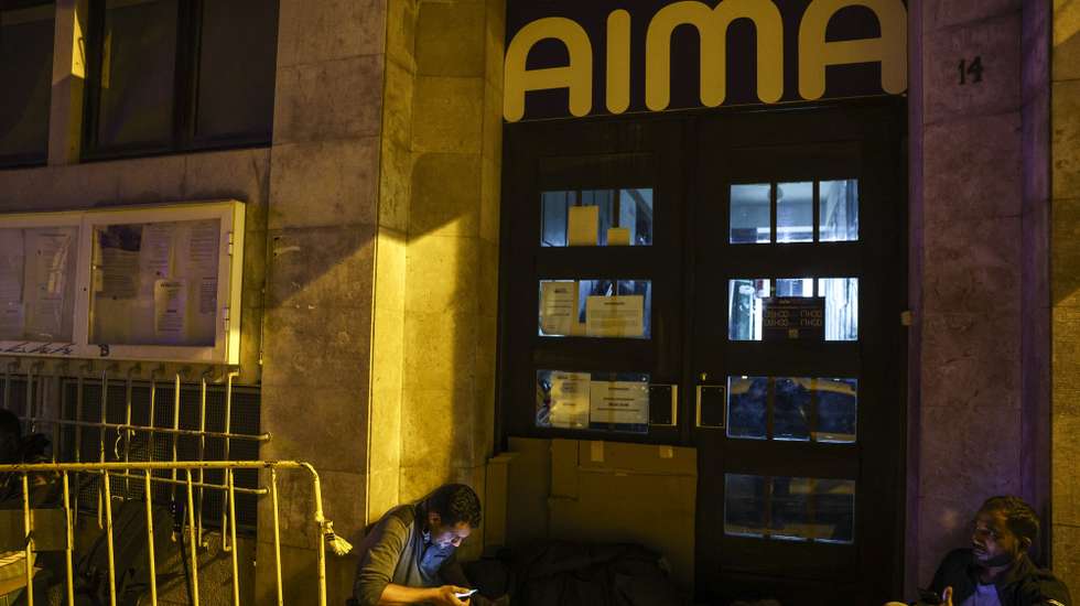 Imigrantes guardam lugar pernoitando em frente à agência da AIMA nos Anjos, Lisboa,16 de outubro de 2025. Cerca de duas dezenas de imigrantes encontravam-se às portas da Agência para a Integração, Migrações e Asilo (AIMA) para guardar a sua vez para serem atendidos.TIAGO PETINGA/LUSA