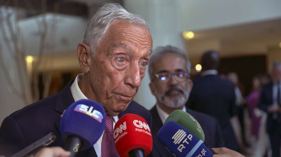 O Presidente da República, Marcelo Rebelo de Sousa, ladeado pelo ministro de Estado e dos Negócios Estrangeiros, Paulo Rangel (D), fala com os jornalistas após o desfile de celebração dos 50 anos de independência de Angola, Luanda, Angola, 11 de novembro de 2025. A visita, segundo uma nota divulgada pela presidência, “constituirá um momento muito significativo na relação de estreita cooperação e profunda amizade entre Portugal e Angola”. AMPE ROGÉRIO/LUSA