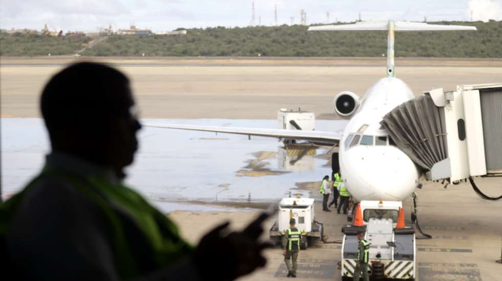 epa12550601 Airport personnel prepare a plane for departure at Simon Bolivar International Airport in Maiquetia, near Caracas, Venezuela, 26 November 2025. Following a US warning of heightened military activity in Venezuela, several international airlines suspended flights, prompting Venezuela's aviation authority to issue an ultimatum to resume operations, while the International Air Transport Association (IATA) cautioned that revoking clearances would further isolate the country.  EPA/RONALD PENA R.
