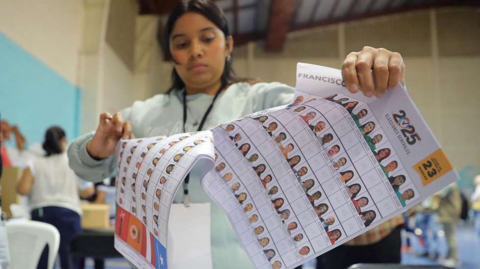epa12561197 An election official tears up ballot papers as the polls close during the general election, at the Olympic Village in Tegucigalpa, Honduras, 30 November 2025.  EPA/Gustavo Amador