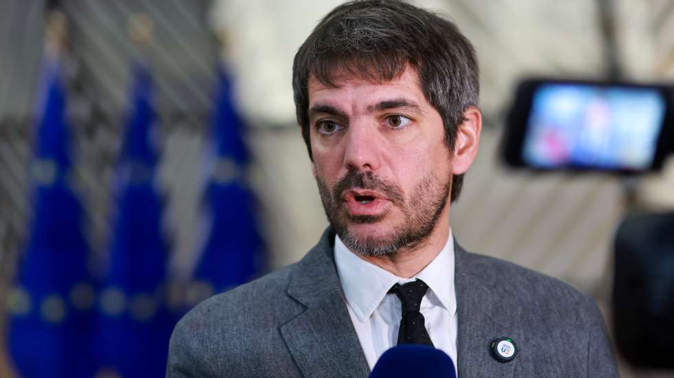 epa12554360 Spanish Minister of Culture Ernest Urtasun  speaks to the media during a meeting at the EU Education, Youth, Culture and Sports Council  in Brussels, Belgium, 28 November 2025. The Council urges EU countries and international partners to promote and protect European cultural values, artistic freedom, heritage, and diversity, integrating cultural institutions into crisis planning and raising awareness through initiatives like the Culture Compass.  EPA/OLIVIER HOSLET