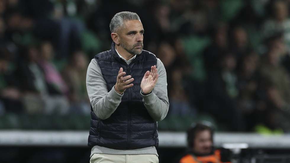 Sporting head coach Rui Borges applauds during the Portuguese First League soccer match against AVS at José Alvalade stadium in Lisbon, Portugal, 13 Dezember 2025. MIGUEL A. LOPES/LUSA