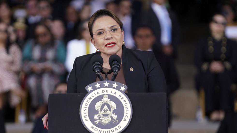 epa12601831 Honduran President Xiomara Castro speaks at the Honduran Armed Forces' transfer of command ceremony in Tegucigalpa, Honduras, 18 December 2025. Castro said she will recognize the winner of the November 30 general election once they are officially announced by the National Electoral Council (CNE), and anticipated that the transfer of command will take place 'peacefully.'  EPA/STR