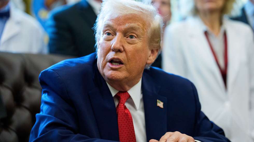 epa12601438 US President Donald J Trump gives remarks as he signs an executive order to reschedule marijuana from Schedule I to Schedule III as a controlled substance with recognized medical uses in the Oval Office of the White House in Washington, DC, USA, 18 December 2025.  EPA/AARON SCHWARTZ / POOL