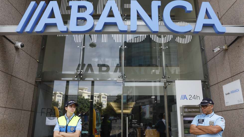 Fachada do Grupo ABanca, durante um protesto de clientes burlados, em Lisboa, 20 de outubro de 2025. O objetivo é dar visibilidade pública a dezenas de casos de burlas informáticas, cujas vítimas continuam sem ressarcimento, apesar das evidências e do silêncio das entidades de supervisão, nomeadamente o Banco de Portugal. ANTÓNIO PEDRO SANTOS/LUSA